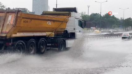 İstanbul'da sağanak: Yollar g&ouml;le d&ouml;nd&uuml;