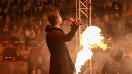 Konserde y&uuml;z&uuml; yandı! Tan Taş&ccedil;ı alevler arasında kaldı