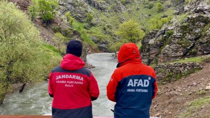 Muş'ta dereye d&uuml;şen G&uuml;lsima aranıyor