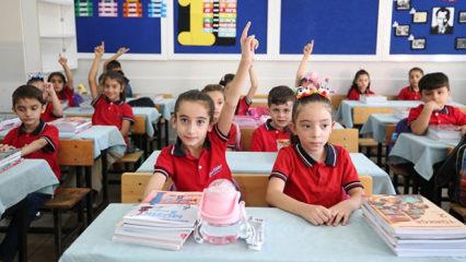 &Ouml;ğrenciler merakla bekliyor: Yarın okul var mı?