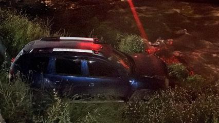Otomobil dereye u&ccedil;tu, s&uuml;r&uuml;c&uuml; aracı bırakıp gitti