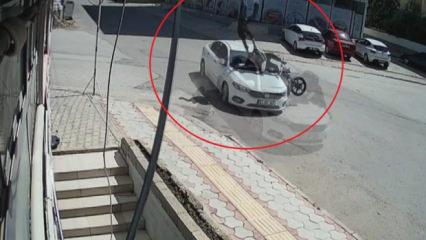 Otomobile ok gibi saplanan motosikletteki 2 kişinin havaya savrulduğu anlar kamerada