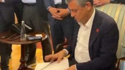 &Ouml;zg&uuml;r &Ouml;zel kendisine gelen tebligatı yırttı! 'Koy masaya gelince okusun'