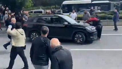 &Ouml;zg&uuml;r &Ouml;zel'in Meclis'e y&uuml;r&uuml;y&uuml;ş&uuml; sırasında kalabalığa dalan ara&ccedil; kadını ezip ka&ccedil;tı