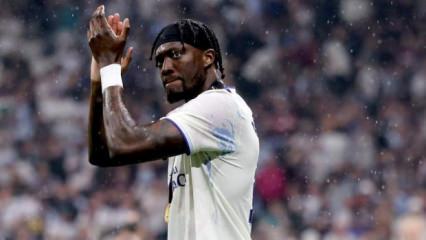 Sezona Beşiktaş ile başlayan Abraham futbol tarihine ge&ccedil;ti!
