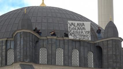 Sivas'ta cami kubbesinde sazlı t&uuml;rk&uuml;l&uuml; maaş eylemi