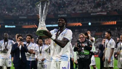 UEFA Avrupa Ligi kupası Tammy Abraham'ın ellerinde