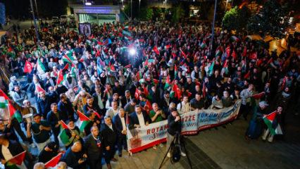 &Uuml;sk&uuml;dar&rsquo;da filo baskını protesto edildi: Binlerce kişi meydanları doldurdu