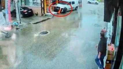 Yol kenarında bekliyorlardı: Hafif ticari ara&ccedil; anne ve oğlunu altına alıp s&uuml;r&uuml;kledi