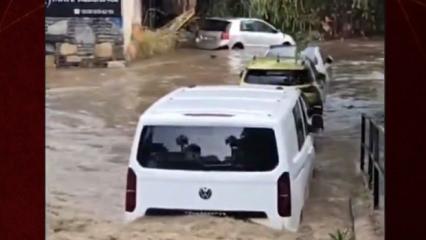 15 dakikalık yağmur yetti: Bodrum'da ara&ccedil;lar su altında kaldı