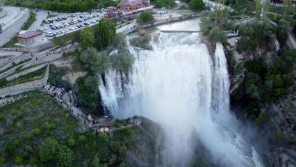 48 metre y&uuml;kseklikten d&ouml;k&uuml;len Tortum Şelalesi, doğaseverleri mest etti