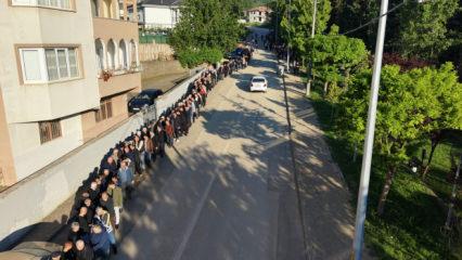 60 yıldır s&uuml;ren gelenek: Bayramlaşmada 1 kilometrelik kuyruk oluştu