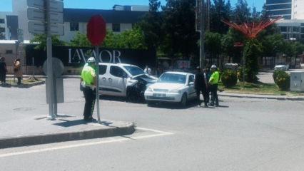Batman'da hafif ticari ara&ccedil; ile otomobil &ccedil;arpıştı: 3 yaralı