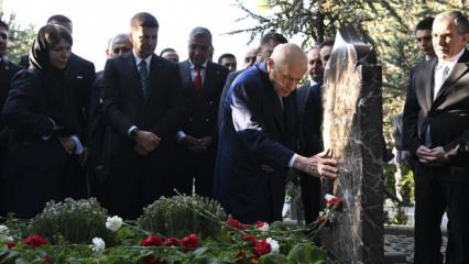 Bah&ccedil;eli, T&uuml;rkeş'in kabrini ziyaret etti