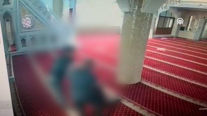 Bah&ccedil;elievler'de camide temizlik yapan imamı darp etti: O anlar kamerada