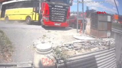 Beylikd&uuml;z&uuml;'nde freni boşalan İETT otob&uuml;s&uuml; TIR'a &ccedil;arptı