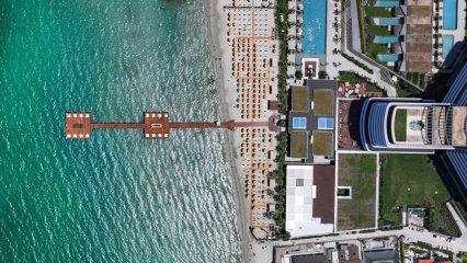 &Ccedil;eşme ve Ala&ccedil;atı&rsquo;da bayram yoğunluğu: Sahillerde iğne atsan yere d&uuml;şm&uuml;yor!