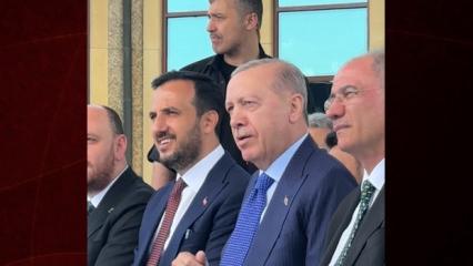 Cumhurbaşkanı Erdoğan ''T&uuml;rkler geliyor" eserine eşlik etti