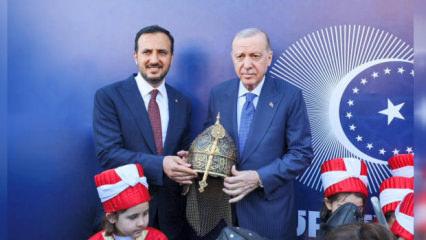 Cumhurbaşkanı Erdoğan'a &ouml;zel hazırlanan miğfer hediye edildi