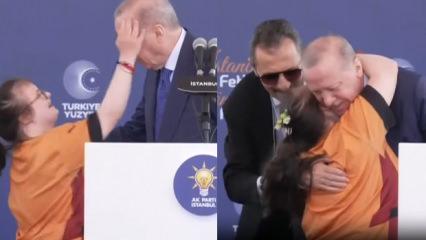 Down sendromlu k&uuml;&ccedil;&uuml;k kızdan sahnede Erdoğan'a sevgi g&ouml;sterisi! T&ouml;rene damga vurdu