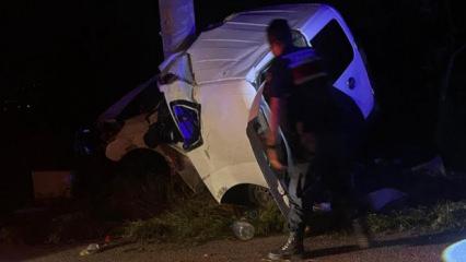 Elektrik direğine &ccedil;arpan ara&ccedil; hurdaya d&ouml;nd&uuml;: 2 &ouml;l&uuml;, 2 yaralı
