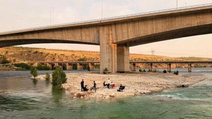 Fırat Nehri&rsquo;nde panik! Su bir anda y&uuml;kseldi, piknik&ccedil;iler mahsur kaldı
