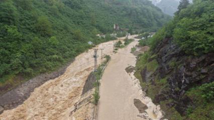 Giresun'da dere taştı, yol ulaşıma kapatıldı
