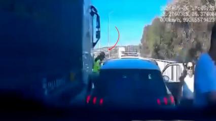 İzmir&rsquo;de yakıtı biten araca yardım eden jandarmaya TIR &ccedil;arptı!