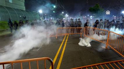 ABD'de g&ouml;&ccedil;men protestosu devam ediyor! Polislerden sert m&uuml;dahale...