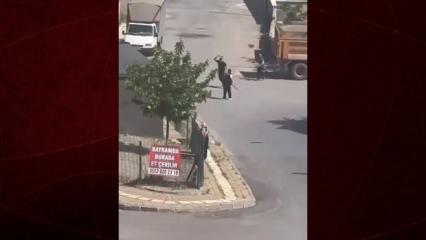 Kahramanmaraş'ta d&ouml;ner bı&ccedil;aklı palalı kavga kameraya yansıdı!