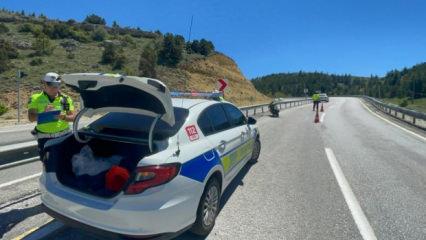 Kontrolden &ccedil;ıkan motosiklet bariyerlere &ccedil;arptı: 1 yaralı