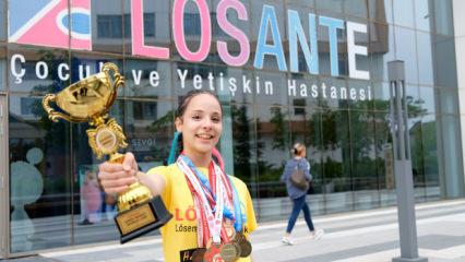 L&ouml;semiyi yendi, d&uuml;nya şampiyonu oldu! 13 yaşında bir ilk başardı