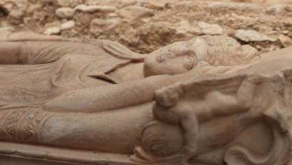 Olympos Antik Kenti&rsquo;nde yeni keşif! Aristokrat bir kadına ait lahit bulundu