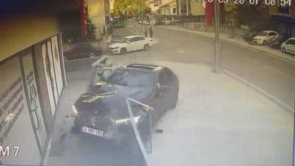 Otomobil iş yerine girdi; kaza anı kamerada