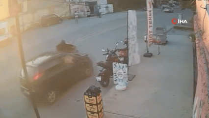 Otomobille, motorun &ccedil;arpışma anı kameraya yansıdı