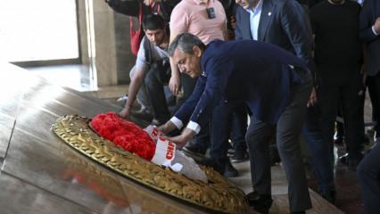 &Ouml;zg&uuml;r &Ouml;zel'in &ccedil;elenk şovu h&uuml;srana d&ouml;nd&uuml;! Anıtkabir'de ilgin&ccedil; anlar
