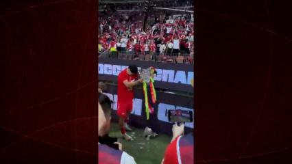 Şampiyonluk kutlamalarında kupa par&ccedil;alandı! O anlar viral oldu