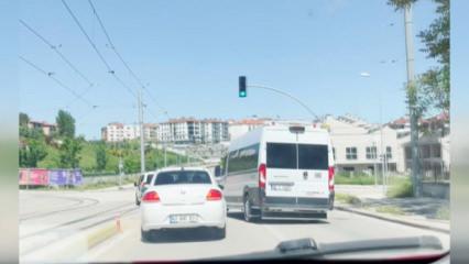 Servis aracı trafiği birbirine kattı! Muhtemel kaza ucuz atlatıldı