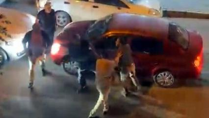 S&uuml;r&uuml;c&uuml;lerin yol verme kavgasını g&uuml;lerek cep telefonuna kaydetti