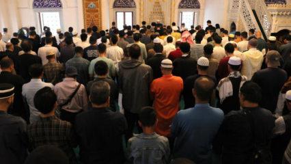 Tokyo Camii'nde bayram namazı 3 kez kılındı