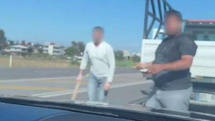 Trafikte tansiyon y&uuml;kseldi: Sopalı saldırıdan son anda ka&ccedil;tılar