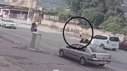 Y&uuml;reklerin ağza geldiği an! Dalgın &ccedil;ocuk az kalsın arabanın altında kalıyordu