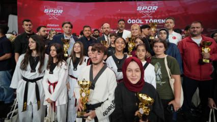 Rekor katılımın yaşandığı 6. İmam Hatip Spor Oyunları&rsquo;nda 2 milyon TL&rsquo;lik &ouml;d&uuml;l dağıtıldı
