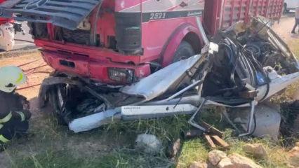 Korkun&ccedil; kaza: Otomobil kamyonun altına girdi! &Ouml;l&uuml;ler var