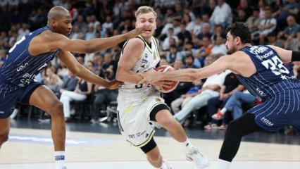 Anadolu Efes, Fenerbah&ccedil;e'yi 102 sayıyla devirdi