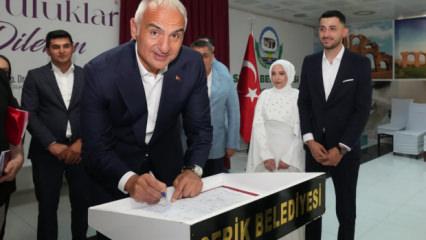 Bakan Ersoy gen&ccedil; &ccedil;iftin nikah şahidi oldu
