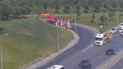 Bağcılar'da itfaiye aracı devrildi: 2 yaralı