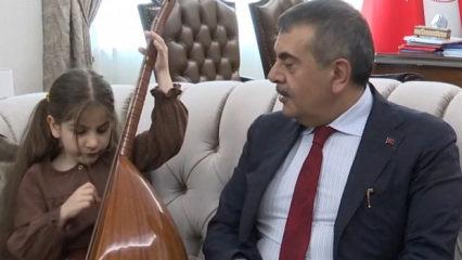 Bakan Tekin, m&uuml;zik ilkokuluna başvuran 6 yaşındaki g&ouml;rme engelli &ouml;ğrenciyi ağırladı
