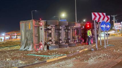 Gaziantep'te TIR devrildi; 17 ton arpa yola sa&ccedil;ıldı