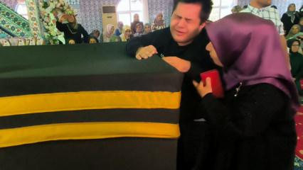 Kabe maketine sarılıp, ettiği dua y&uuml;reklere dokundu 